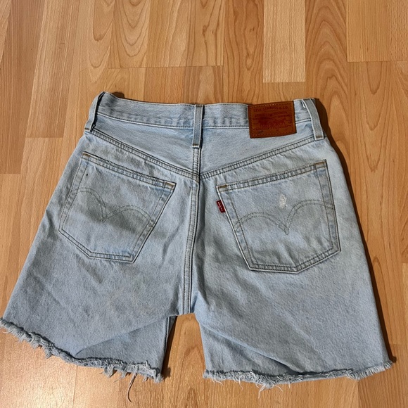 Levi’s 90’s Jean Shorts - Picture 2 of 3